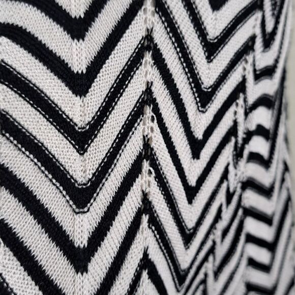 Chico’s Cardigan Top Black White Blue Chevron Lightweight Med Zig Zag Hem Stripe - Picture 2 of 11